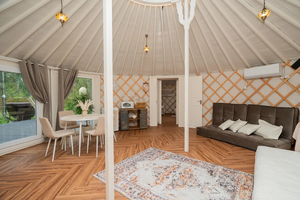 Глэмпинг с большой террасой в лесу