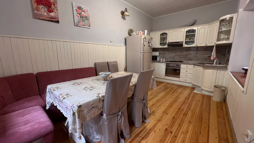 Деревянный дом с красивым видом на море