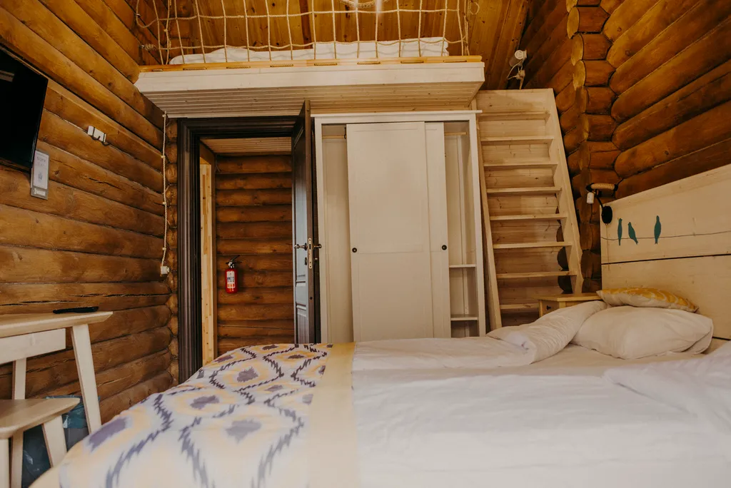 Дом напротив подъемника курорта Красная поляна с видом на горы