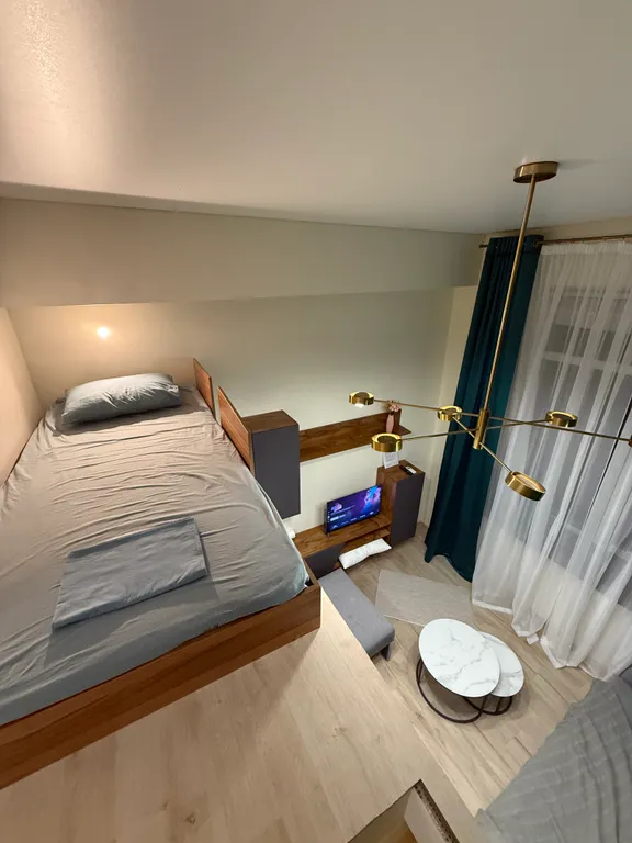 Квартира-студия с кипарисами за окном