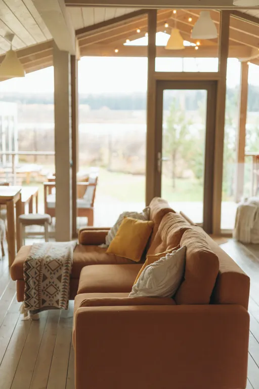 Дом с баней и чаном у воды и леса бохо