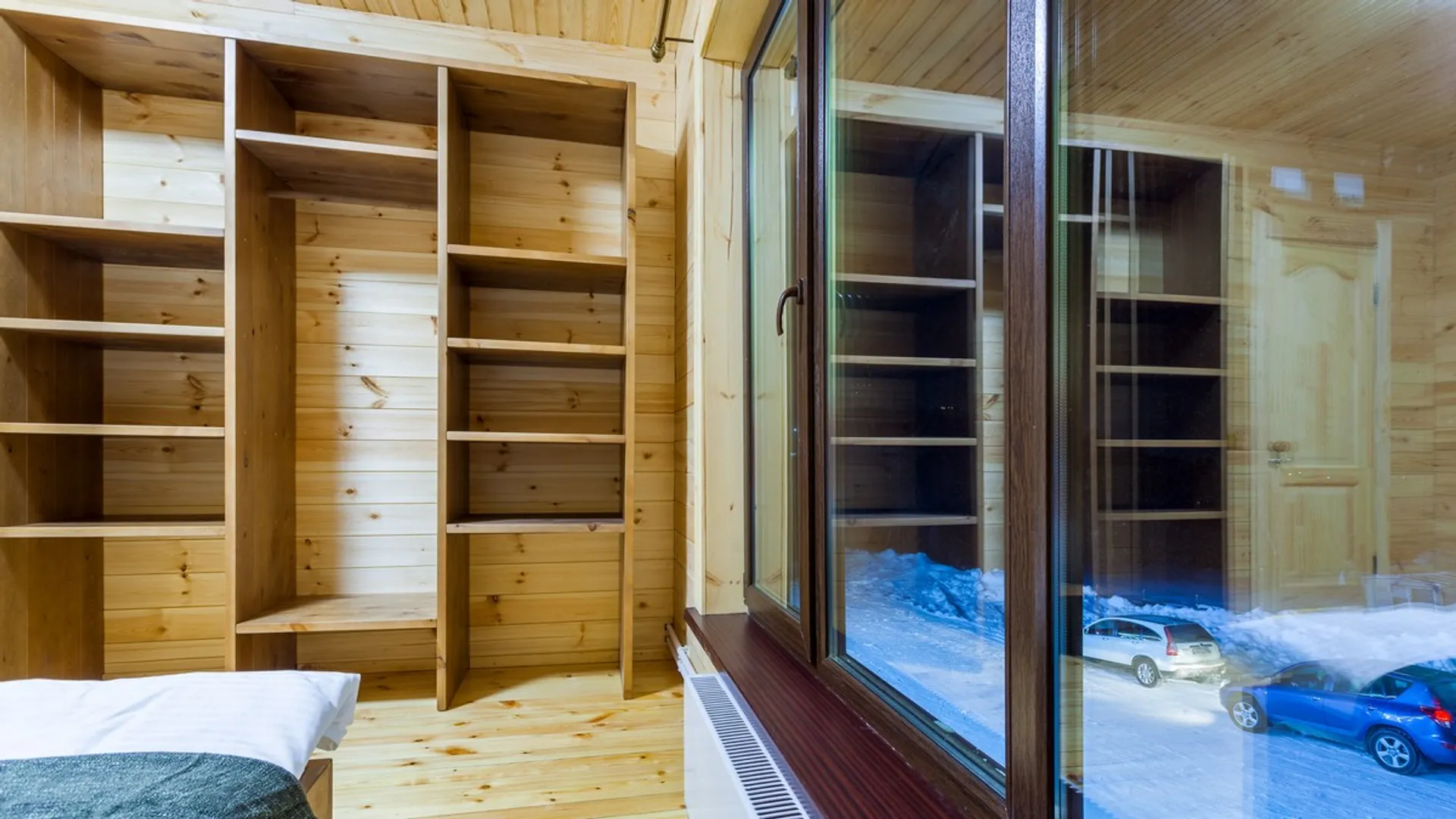 В каждой спальне есть стеллаж для вещей