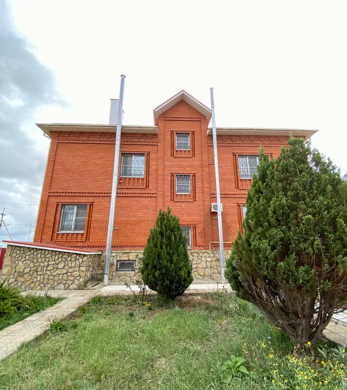 Коттедж Коттедж с сауной и бассейном — Красный