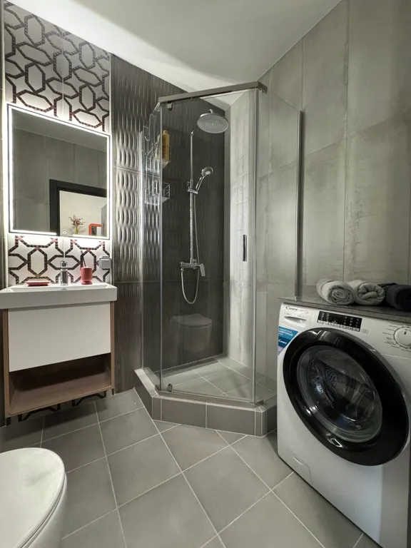 Квартира с большой кухней-гостиной и уютной изолированной спальней