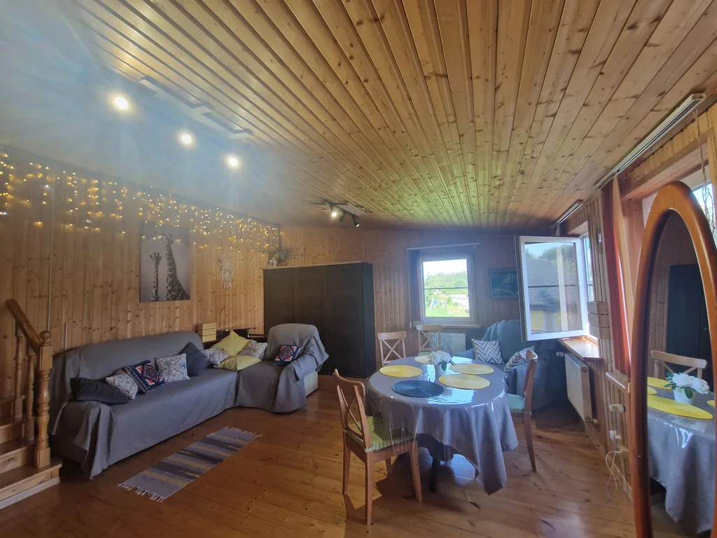 Дом с финской сауной внутри дома с большой беседкой и барбекю