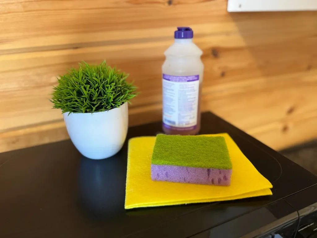 Домик в живописном месте у воды