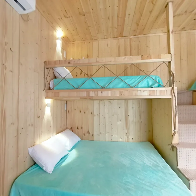 Дизайнерский домик-студия в бирюзовом стиле