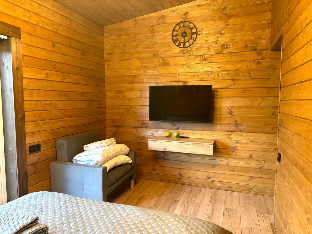 Номер в доме на речке