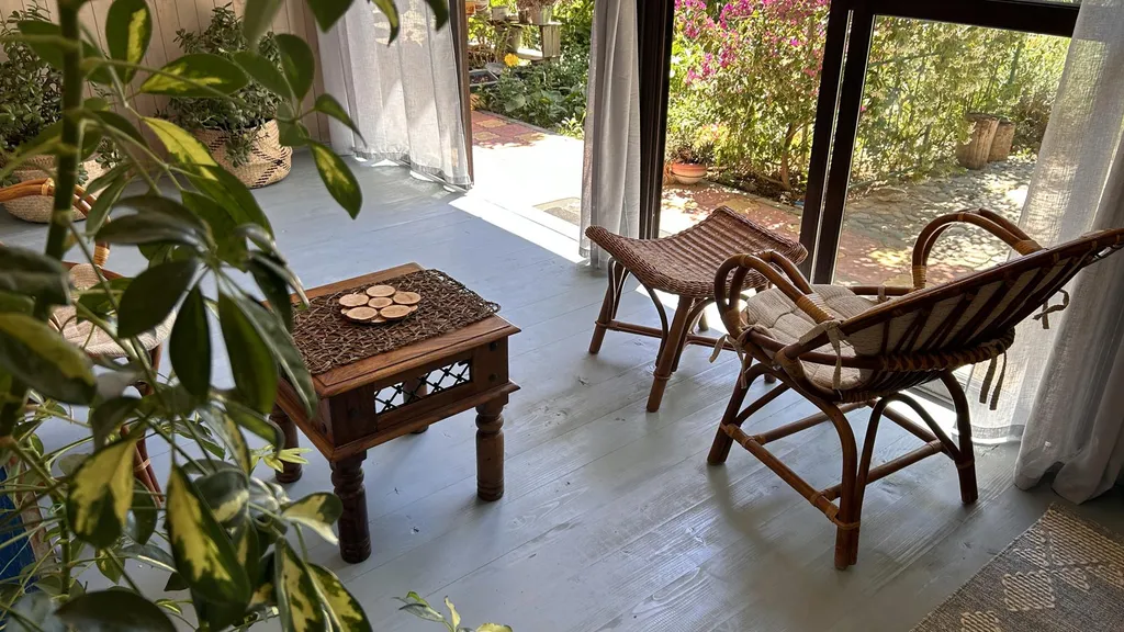 Дом с уютной верандой, выходящей в сад