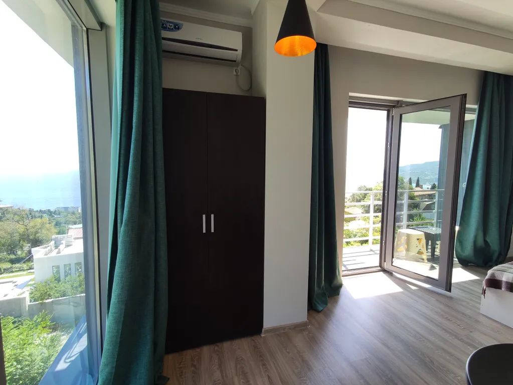 Студия с видом на море