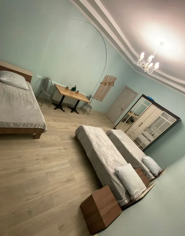 Трёхэтажный дом на берегу Волги