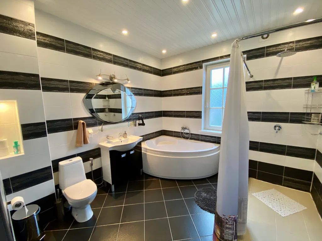 Стильный коттедж с панорамным остеклением у озера