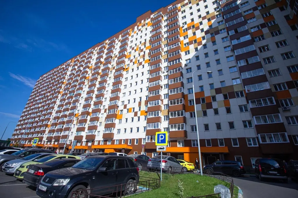 Шикарная дизайнерская квартира с кованой кроватью и камином