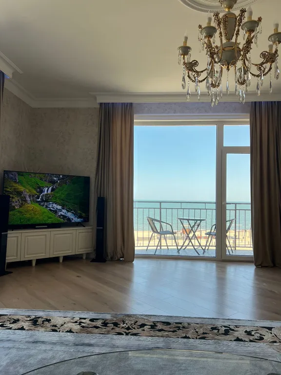 Квартира с панорамными окнами с видом на море