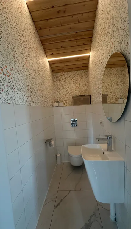 Дом-баня в красивом саду рядом с водоемом