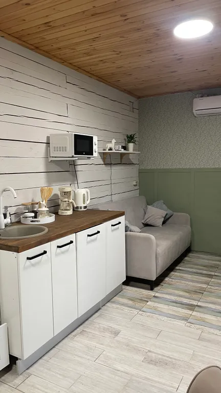 Дом, баня, чан и бассейном во дворе