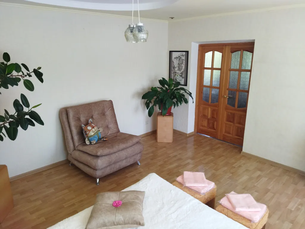 Просторная двухэтажная квартира на площади Возрождения