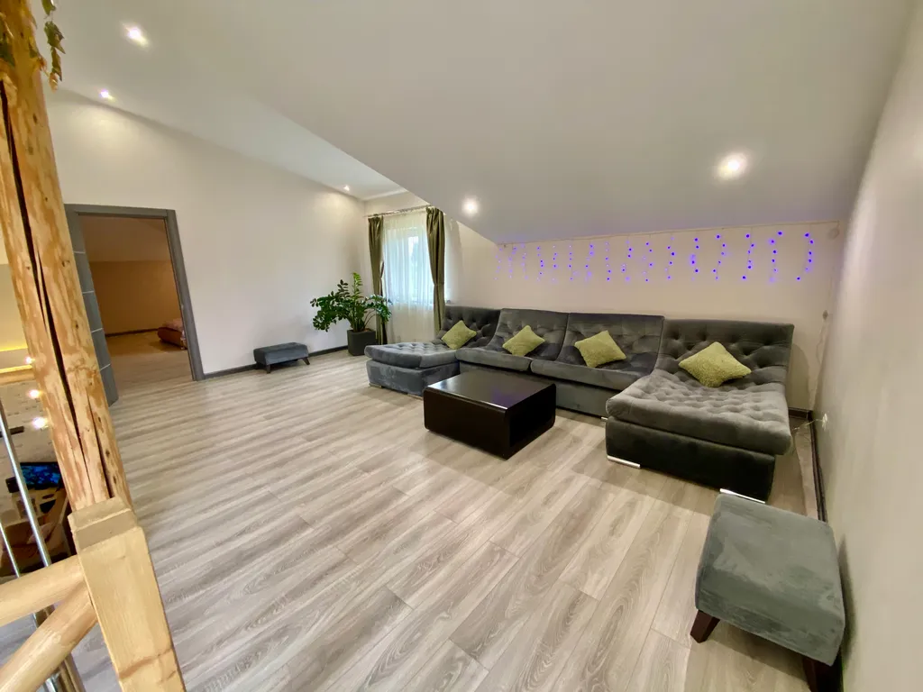 Стильный коттедж с панорамным остеклением у озера