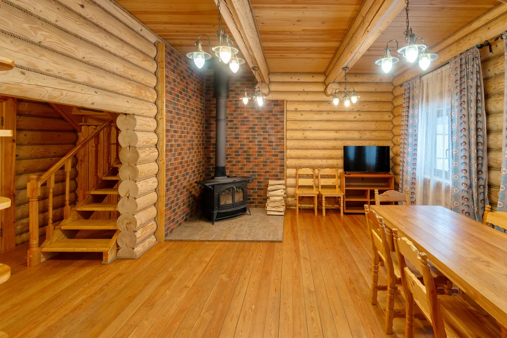 Большой деревянный коттедж рядом с озером и лесом