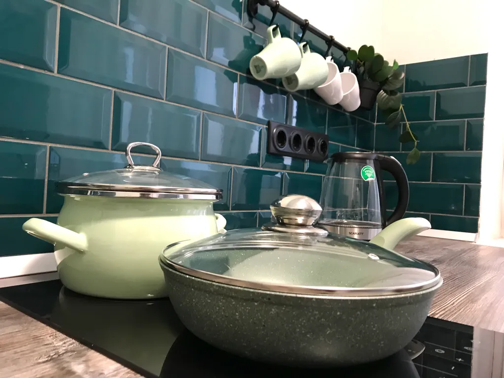 Уютная студия с качелями и видом на тихий зеленый сад