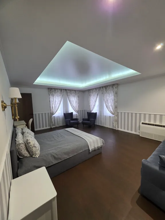 Загородный дом с бассейном и банкетным залом