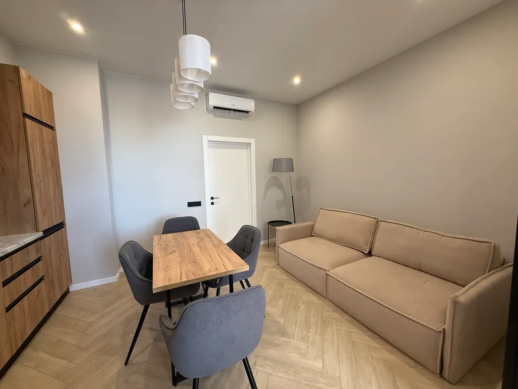 Шикарный двухкомнатный апартамент на первой береговой линии