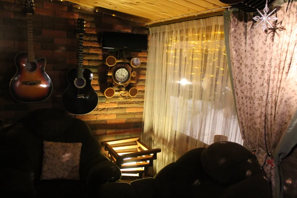 Дом на берегу реки с баней на дровах