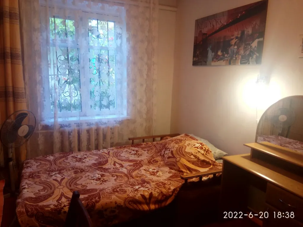 Комната с видом на осенний двор и сад