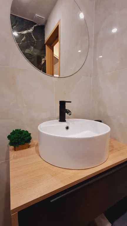 Уютный дом в еловом лесу