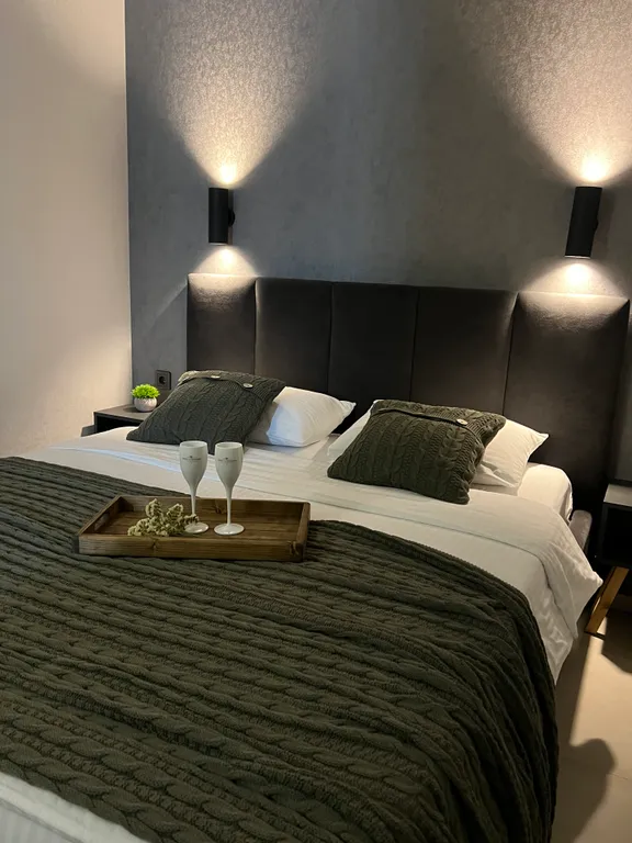 Теплый домик на берегу озера с баней и чаном