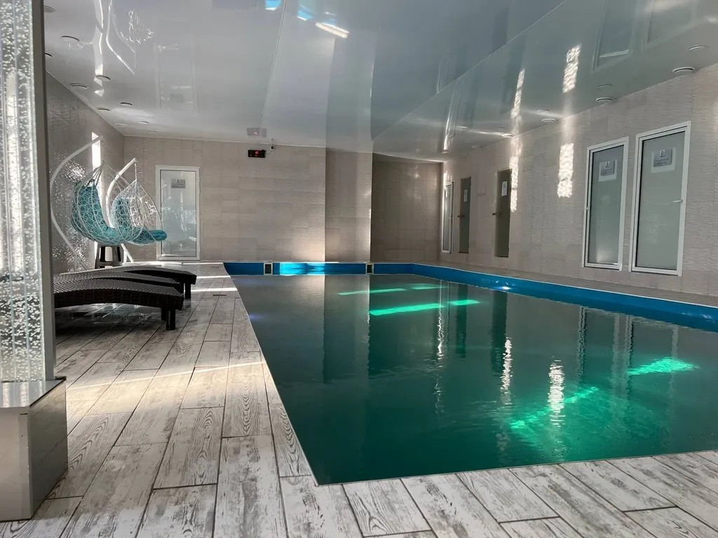 Коттедж Домик-шале-люкс с гидромассажной ванной — Великий Новгород