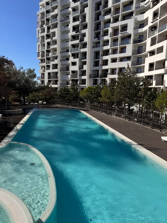 Видовая квартира с бассейном в современном Курортном комплексе