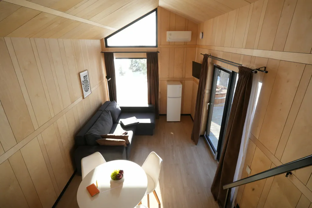 Коттедж Четырёхместный барнхаус на берегу озера — Плодовое