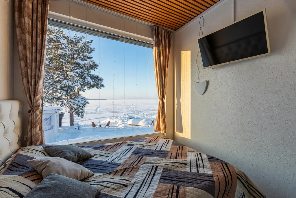 Глэмпинг на берегу с панорамными окнами