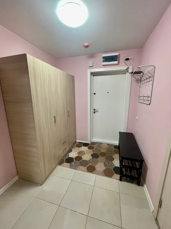 Однушка с кроватью и двумя диванами