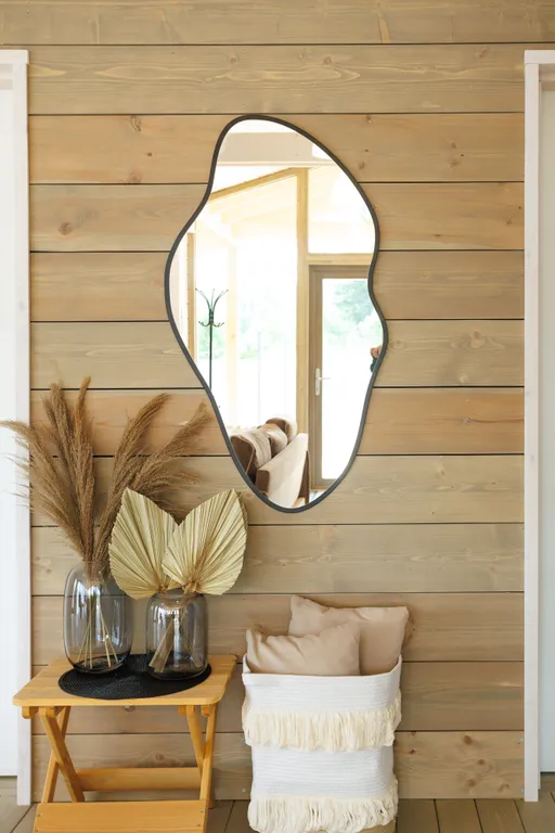 Загородный дом у леса и конюшни