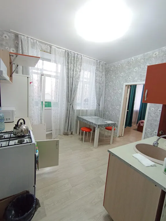 Светлая квартира, с темной зоной отдыха, на центральной улице