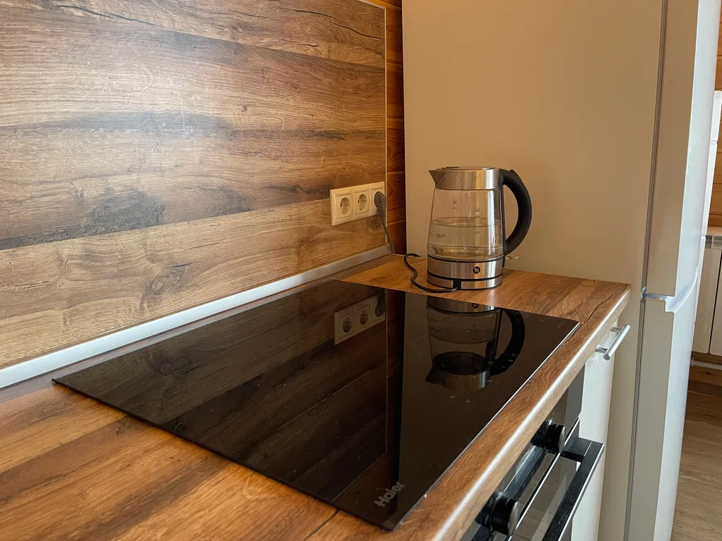 Уютный дом у леса и озера