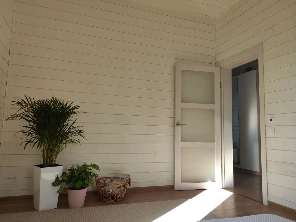 Дом с панорамными окнами и камином в Болотов Деревне