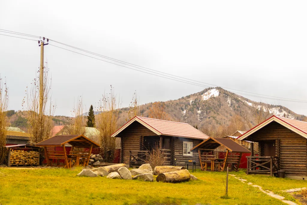 Бревенчатая изба с уникальной отделкой