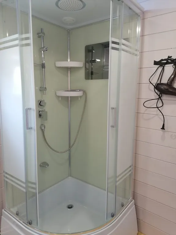 Уютный домик у реки