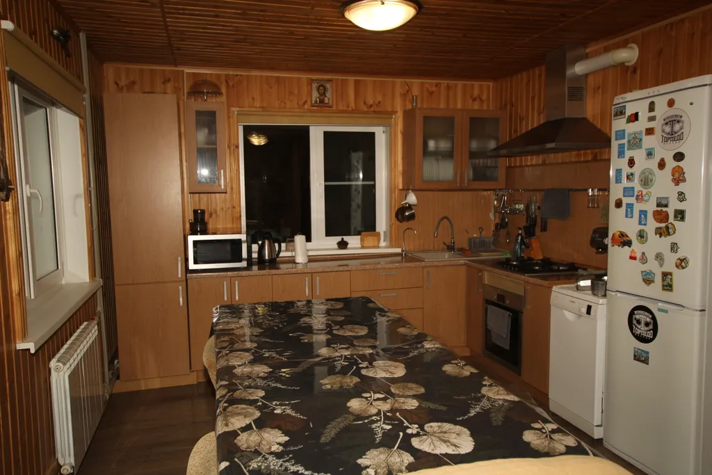 Шикарный дом находится на берегу озера, окруженный хвойным лесом