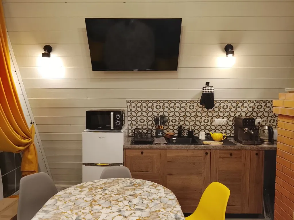 Большой дом А-Фрейм среди молодого елового леса