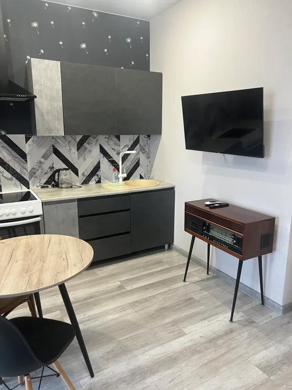 Студия возле аллеи с проигрывателем пластинок