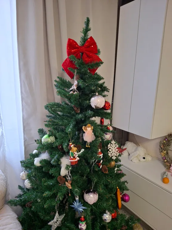 Квартира с подвесными креслами из ротанга на панорамной лоджии