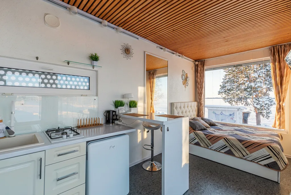 Глэмпинг на берегу с панорамными окнами