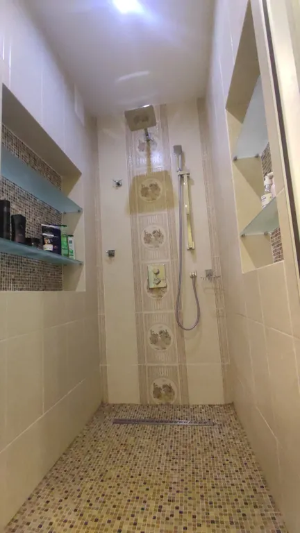 Двухуровневая трёхкомнатная квартира возле моря