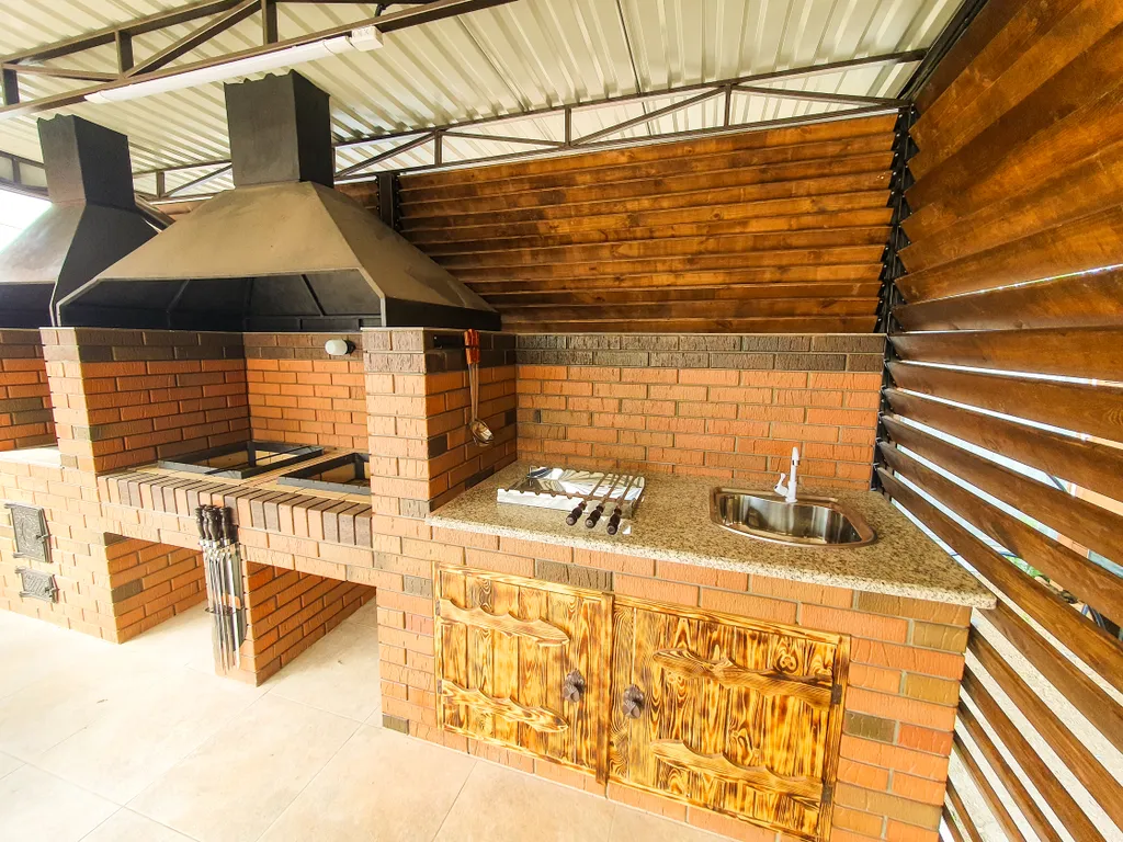 Отдельный дом с благоустроенным двором возле азовского моря