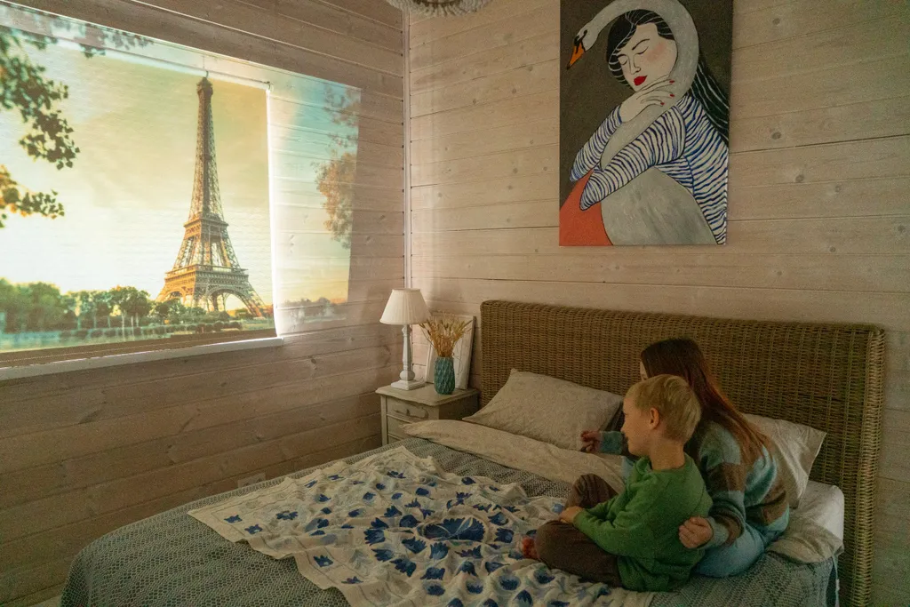 Панорамный дом у поля и леса