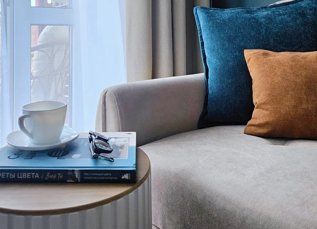 Уютная студия с проектором между морем и горами